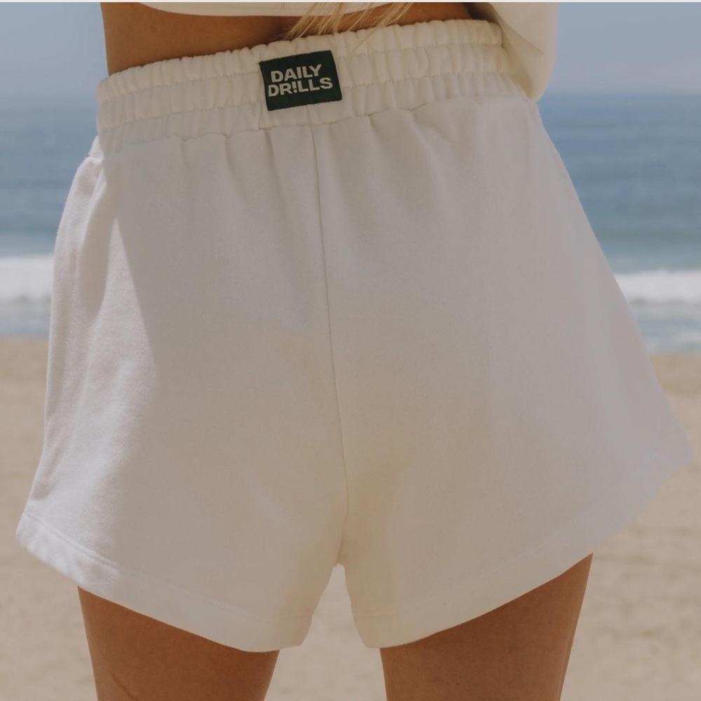Daily drills super shorts in sand size M/L